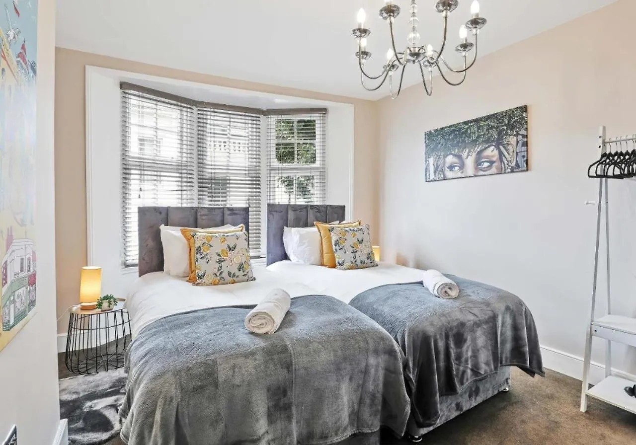 Central Lanes Pad By My Getaways Free Parking For One Car Brighton United Kingdom